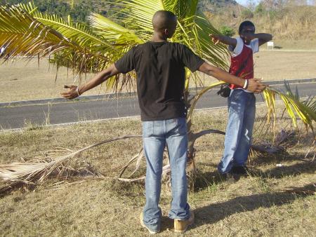 Ne bouge plus, les main en l'air! (rire)