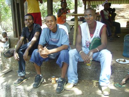 L� c mon cousin, Chamou et un autre ami